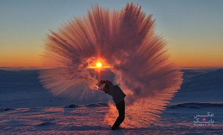 ریختن چای داغ هنگام غروب در دمای منفی 40 درجه، نزدیک دایره قطب شمال