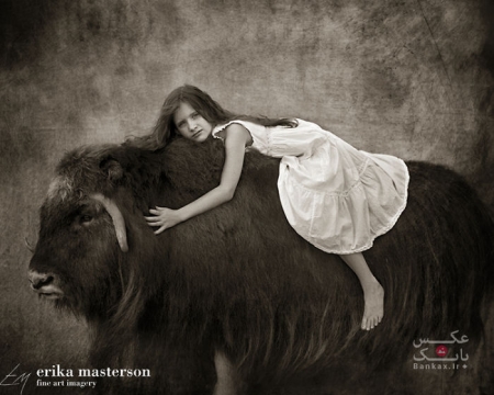عکاسی از دختران به همراه حیوانات تاکسیدرمی برای نشان دادن رابطه انسان و طبیعت