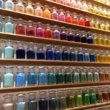 فروشگاهی با دیواری از رنگدانه ها برای حمایت از تکنیکهای هنری سنتی