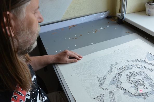هنرمند لیتوانیایی بطور شگفت انگیزی شهرها را از روی نقشه برش میزند./بانک عکس