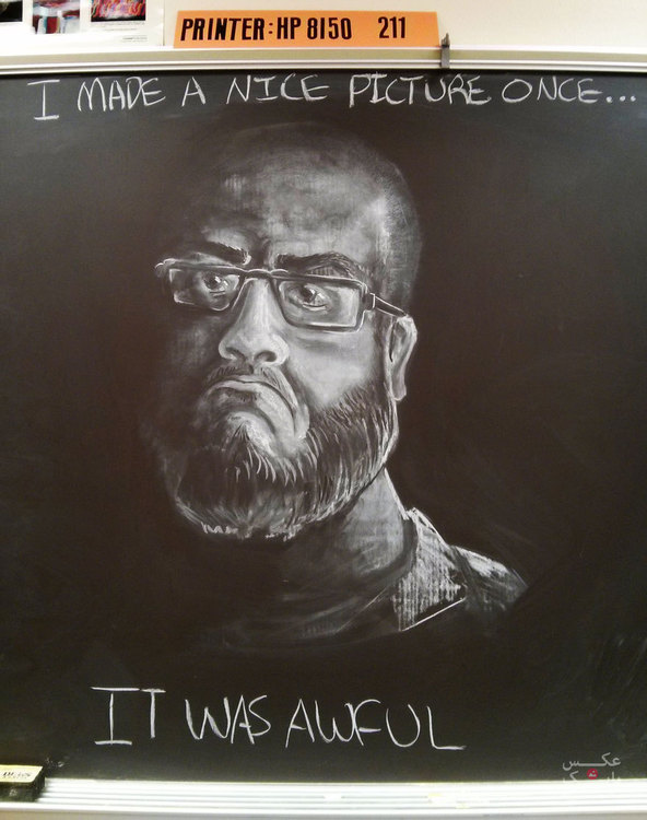معلم نقاشی برای الهام بخشیدن به دانش آموزان خود بروی تخته سیاه تصاویر خیره کننده ای کشیده است./بانک عکس