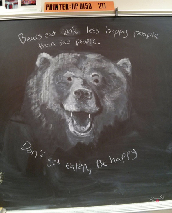 معلم نقاشی برای الهام بخشیدن به دانش آموزان خود بروی تخته سیاه تصاویر خیره کننده ای کشیده است./بانک عکس