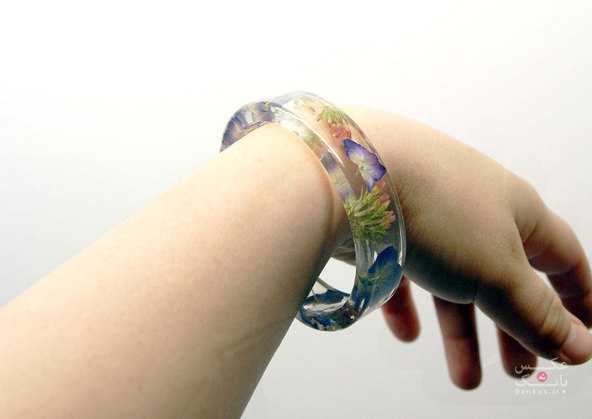 دستبند های دست ساز با استفاده از رزین و گل طبیعی/بانک عکس