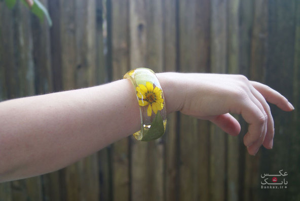 دستبند های دست ساز با استفاده از رزین و گل طبیعی/بانک عکس