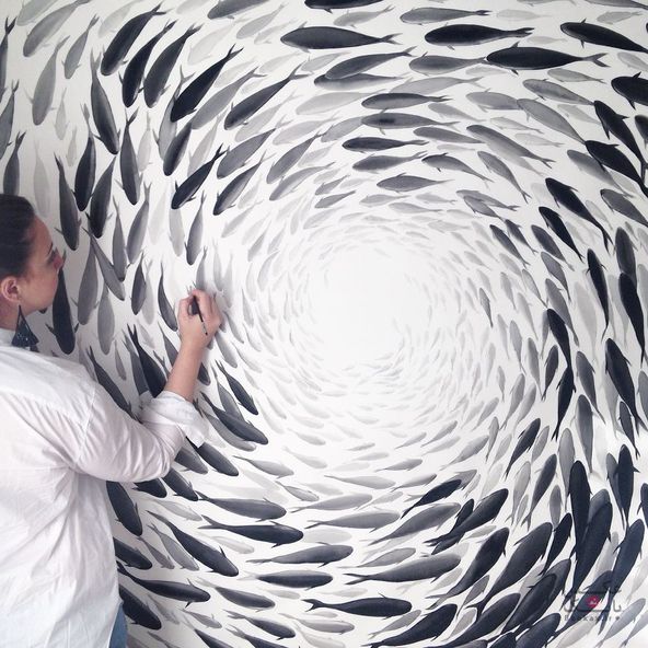 با الهام از طبیعت، نقاشی ماهی بر روی ظروف چینی/بانک عکس