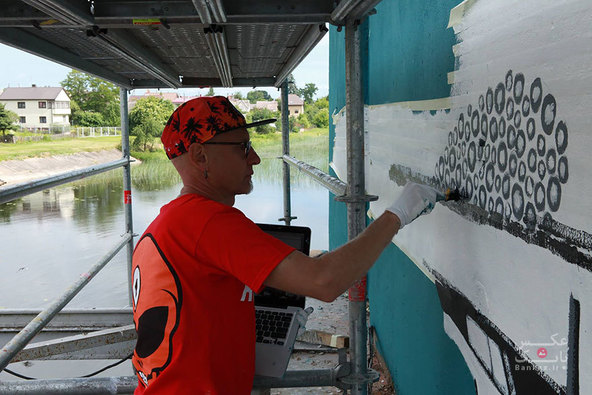 نقاشی های دیواری وارونه برای نمایش انعکاس در آب/بانک عکس
