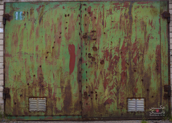 عکس درب های رنگی قدیمی گاراژ، در لیتوانی/بانک عکس