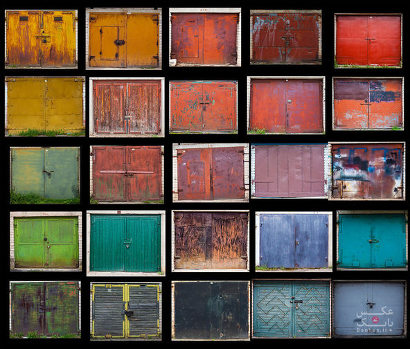 عکس درب های رنگی قدیمی گاراژ، در لیتوانی/بانک عکس