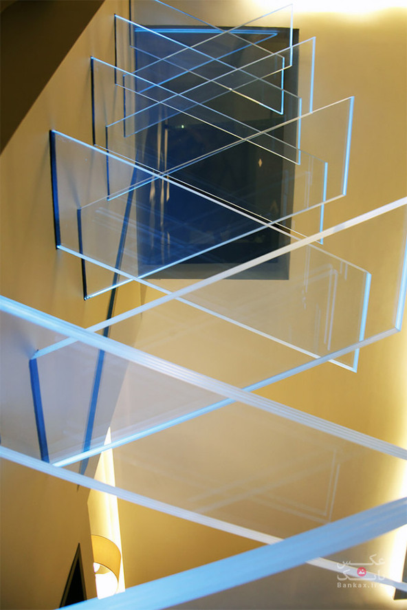 راه پله های نورانی و از جنس شیشه/بانک عکس
