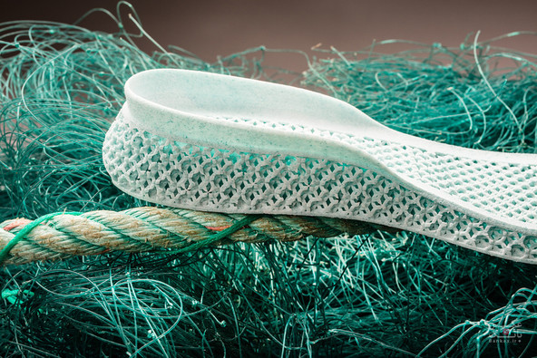 ابتکار آدیداس برای حفظ محیط زیست: طراحی و ساخت کفشی از زباله های بازیافتی اقیانوس/بانک عکس