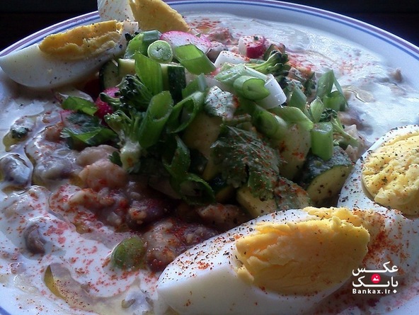 صبحانه منحصر به فرد ملل مختلف/بانک عکس/مصر - بشقاب فول ماداماس، شامل باقلا، نخود، سیر و لیمو که در تصویر بالا با مخلوطی از روغن زیتون، فلفل، تخم مرغ آبپز و سبزیجات خردشده پوشانده شده است