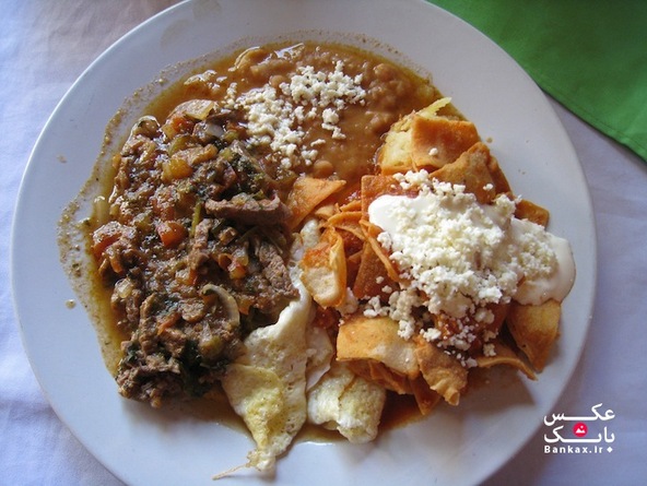 صبحانه منحصر به فرد ملل مختلف/بانک عکس/مکزیک - چیلاکا و گوشت چرخ کرده. ناچو، پنیر و لوبیا نیز همواره در کنار غذا سرو می شود. صبحانه تند در مکزیک بسیار رایج است