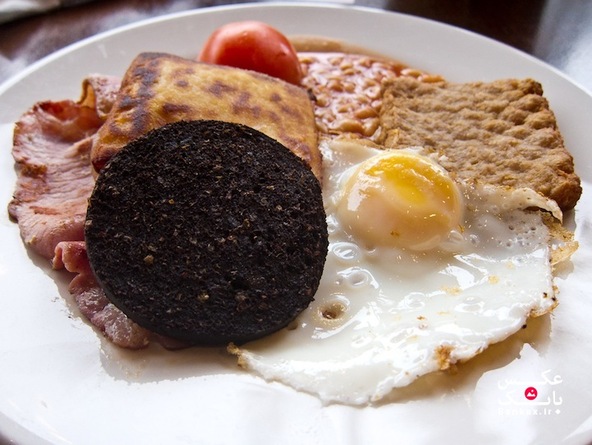 صبحانه منحصر به فرد ملل مختلف/بانک عکس/اسکاتلند - پودبنگ دل و جگر و پیاز و ادویه به همراه نیمرو و سوسیس مربعی شکل