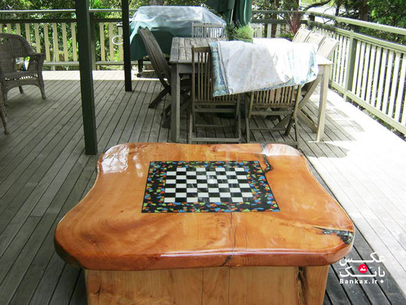 تزئین شکاف میزهای چوبی با صدف، سنگ و ستاره دریایی/بانک عکس