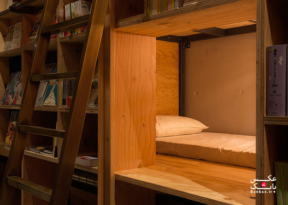 چیدمان کتاب و تخت خواب به شکل قفسه های کتاب/بانک عکس