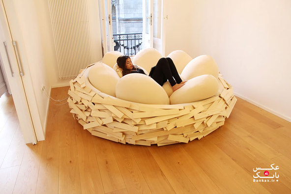تخت چوبی پر شده با بالش تخم مرغی شکل/بانک عکس
