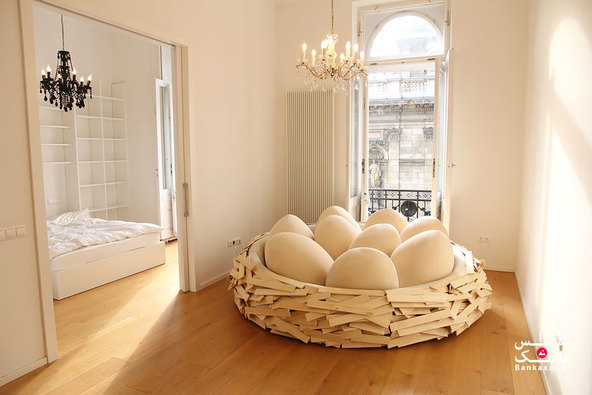 تخت چوبی پر شده با بالش تخم مرغی شکل/بانک عکس
